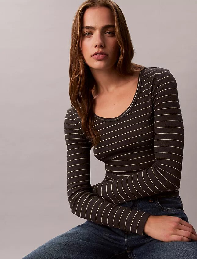 Camiseta de cuello en U con ribete contorneado de algodón Camiseta de cuello en U con ribete contorneado de algodón