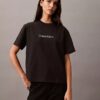Camiseta de cuello redondo con corte holgado y logotipo estándar