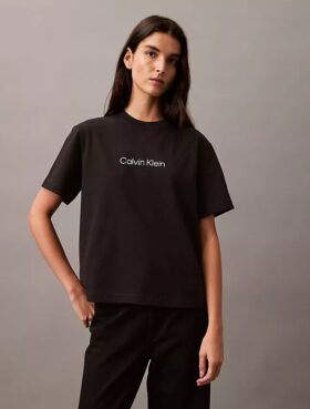 Camiseta de cuello redondo con corte holgado y logotipo estándar Camiseta de cuello redondo con corte holgado y logotipo estándar