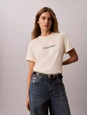 Camiseta de cuello redondo con corte holgado y logotipo estándar Camiseta de cuello redondo con corte holgado y logotipo estándar