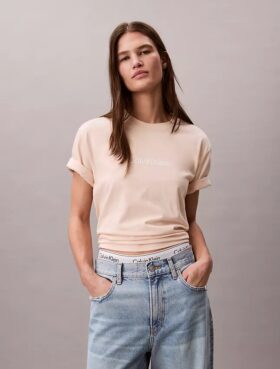 Camiseta de cuello redondo con corte holgado y logotipo estándar Camiseta de cuello redondo con corte holgado y logotipo estándar