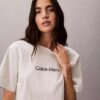 Camiseta de cuello redondo con corte holgado y logotipo estándar
