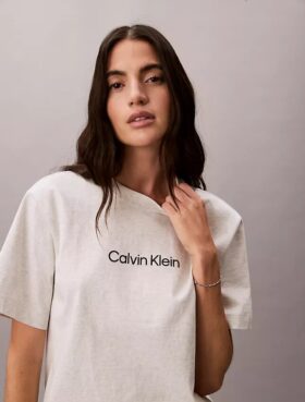 Camiseta de cuello redondo con corte holgado y logotipo estándar Camiseta de cuello redondo con corte holgado y logotipo estándar