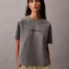 Camiseta de cuello redondo con corte holgado y logotipo estándar