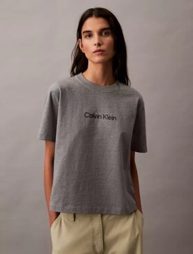 Camiseta de cuello redondo con corte holgado y logotipo estándar Camiseta de cuello redondo con corte holgado y logotipo estándar