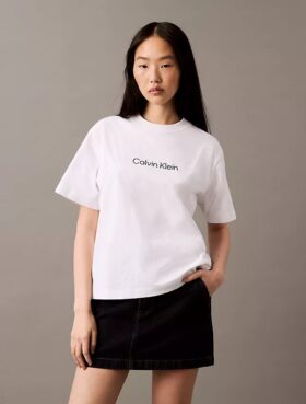 Camiseta de cuello redondo con corte holgado y logotipo estándar Camiseta de cuello redondo con corte holgado y logotipo estándar