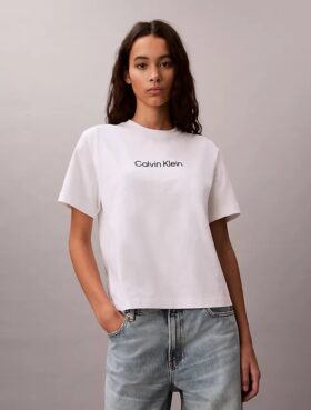Camiseta de cuello redondo con corte holgado y logotipo estándar Camiseta de cuello redondo con corte holgado y logotipo estándar