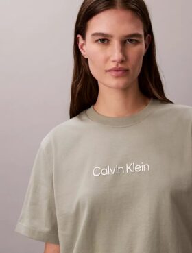 Camiseta de cuello redondo con corte holgado y logotipo estándar