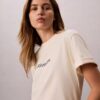 Camiseta de cuello redondo con corte holgado y logotipo estándar Camiseta de cuello redondo con corte holgado y logotipo estándar