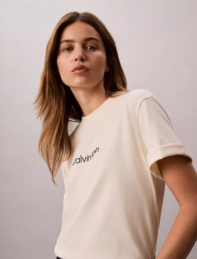 Camiseta de cuello redondo con corte holgado y logotipo estándar Camiseta de cuello redondo con corte holgado y logotipo estándar
