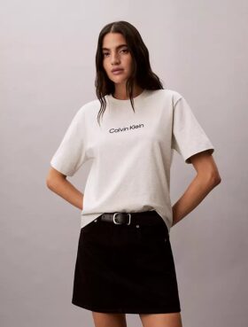 Camiseta de cuello redondo con corte holgado y logotipo estándar Camiseta de cuello redondo con corte holgado y logotipo estándar