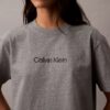Camiseta de cuello redondo con corte holgado y logotipo estándar