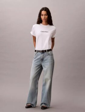 Camiseta de cuello redondo con corte holgado y logotipo estándar Camiseta de cuello redondo con corte holgado y logotipo estándar