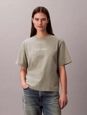 Camiseta de cuello redondo con corte holgado y logotipo estándar