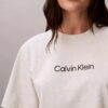 Camiseta de cuello redondo con corte holgado y logotipo estándar