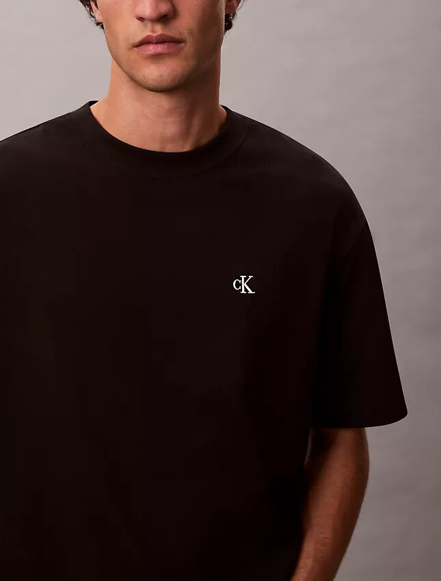 Camiseta de cuello redondo holgada con logotipo de archivo Camiseta de cuello redondo holgada con logotipo de archivo