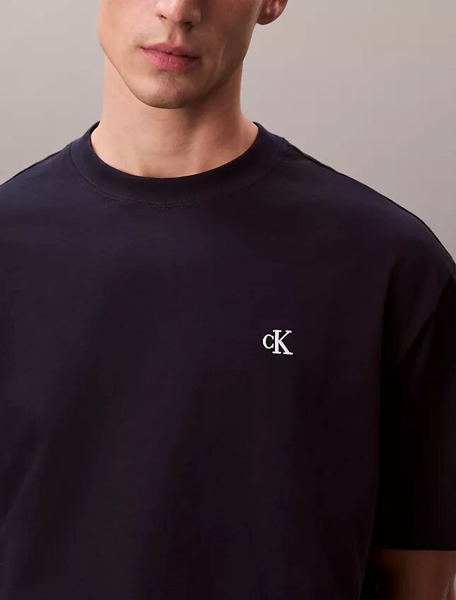 Camiseta de cuello redondo holgada con logotipo de archivo Camiseta de cuello redondo holgada con logotipo de archivo