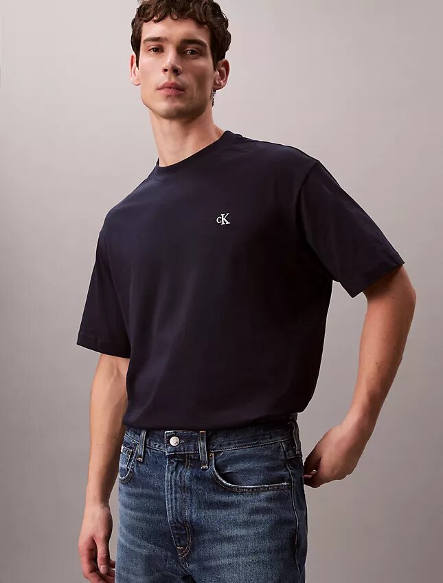 Camiseta de cuello redondo holgada con logotipo de archivo Camiseta de cuello redondo holgada con logotipo de archivo