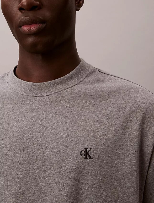 Camiseta de cuello redondo holgada con logotipo de archivo Camiseta de cuello redondo holgada con logotipo de archivo