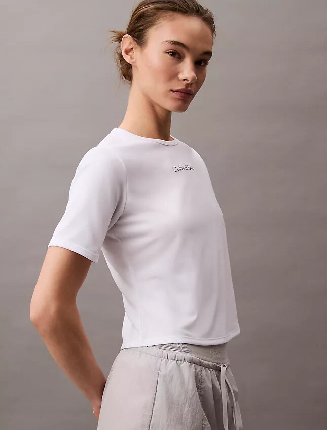 Camiseta deportiva moderna de cuello redondo Camiseta deportiva moderna de cuello redondo