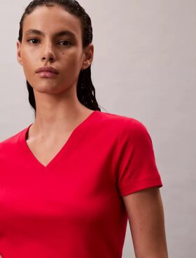Camiseta holgada con cuello en V de algodón líquido