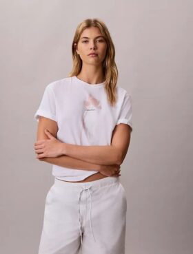 Camiseta holgada con estampado floral del logotipo