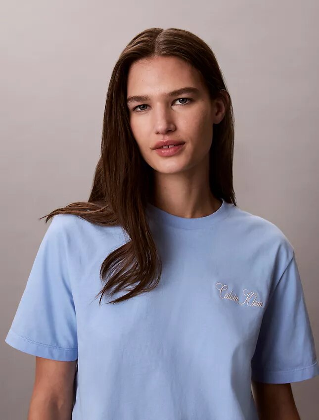 Camiseta holgada con gráfico de Calvin Klein en cursiva Camiseta holgada con gráfico de Calvin Klein en cursiva
