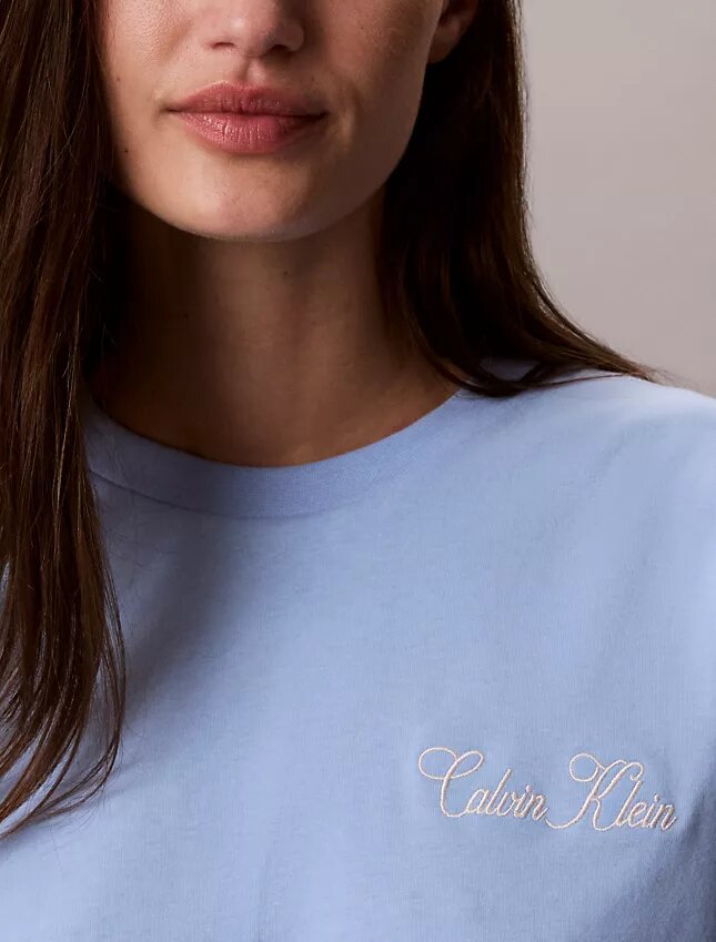Camiseta holgada con gráfico de Calvin Klein en cursiva Camiseta holgada con gráfico de Calvin Klein en cursiva
