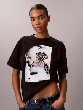 Camiseta holgada con gráfico de logotipo en letra manuscrita descolorida