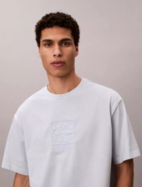 Camiseta holgada con logotipo bordado