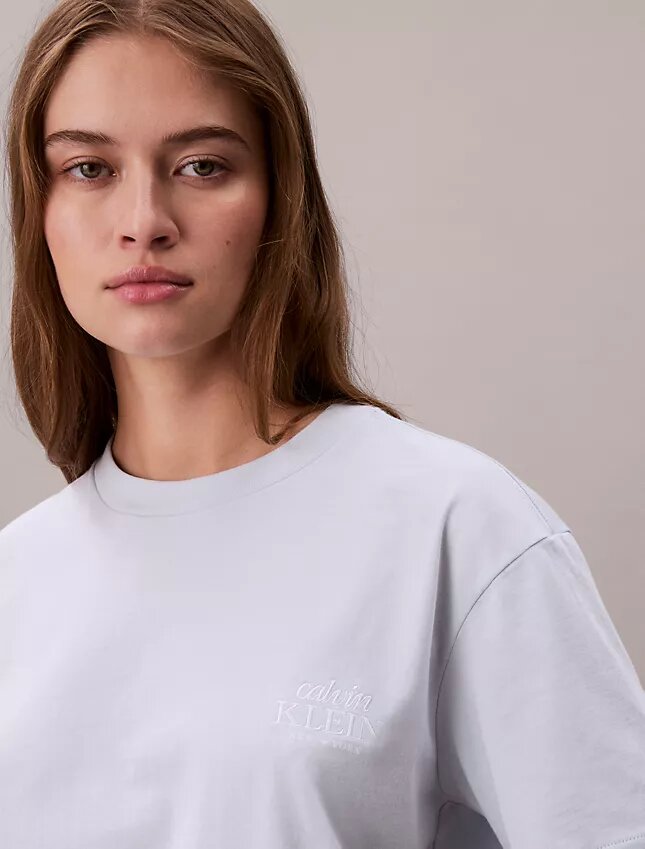 Camiseta holgada con logotipo bordado Camiseta holgada con logotipo bordado
