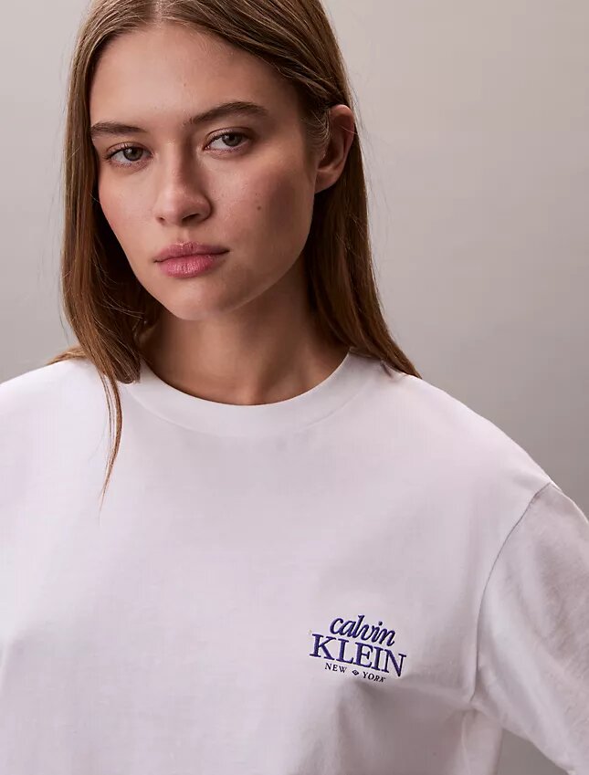 Camiseta holgada con logotipo bordado Camiseta holgada con logotipo bordado