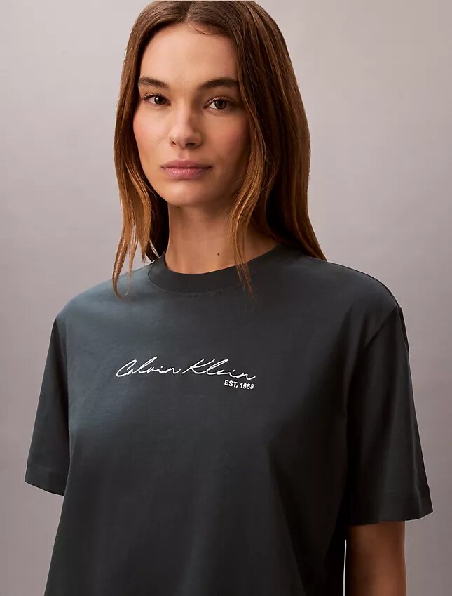 Camiseta holgada con logotipo en letra cursiva Camiseta holgada con logotipo en letra cursiva