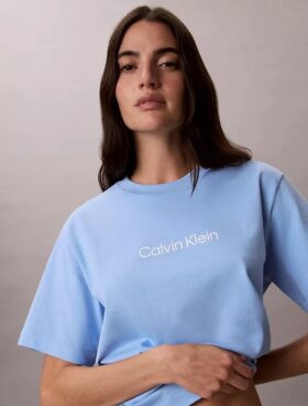 Camiseta holgada con logotipo estándar
