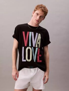 Camiseta holgada «Pride Viva Love» de Marc Hundley