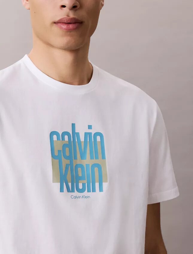 Camiseta moderna con logotipo gráfico de Calvin Klein Camiseta moderna con logotipo gráfico de Calvin Klein