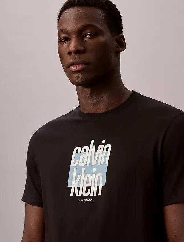 Camiseta moderna con logotipo gráfico de Calvin Klein Camiseta moderna con logotipo gráfico de Calvin Klein