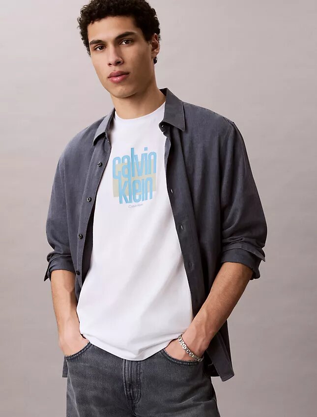 Camiseta moderna con logotipo gráfico de Calvin Klein Camiseta moderna con logotipo gráfico de Calvin Klein