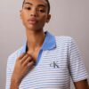Camiseta polo de canalé a rayas con monólogo