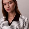 Camiseta polo de canalé a rayas con monólogo
