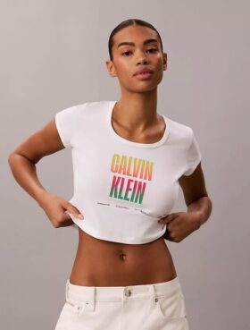 Camiseta Pride de cuello redondo ajustado