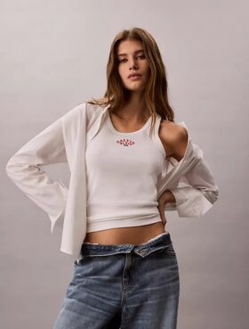 Camiseta sin mangas con logo y ribete contorneado