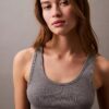 Camiseta sin mangas de algodón con ribete contorneado