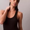 Camiseta sin mangas de algodón con ribete contorneado