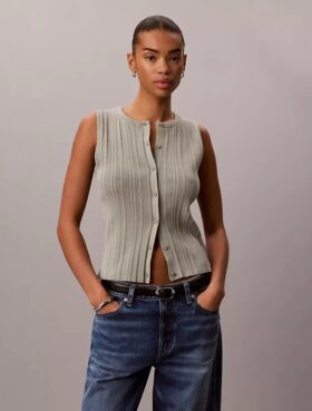 Camiseta sin mangas de algodón liso con cuello acanalado y botones