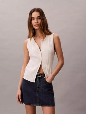 Camiseta sin mangas de algodón liso con cuello acanalado y botones