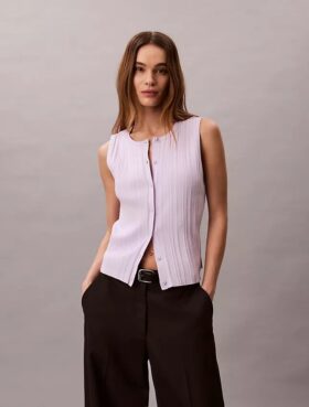 Camiseta sin mangas de algodón liso con cuello acanalado y botones