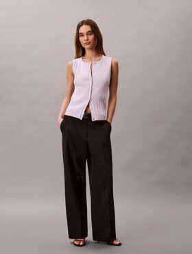 Camiseta sin mangas de algodón liso con cuello acanalado y botones
