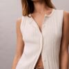Camiseta sin mangas de algodón liso con cuello acanalado y botones