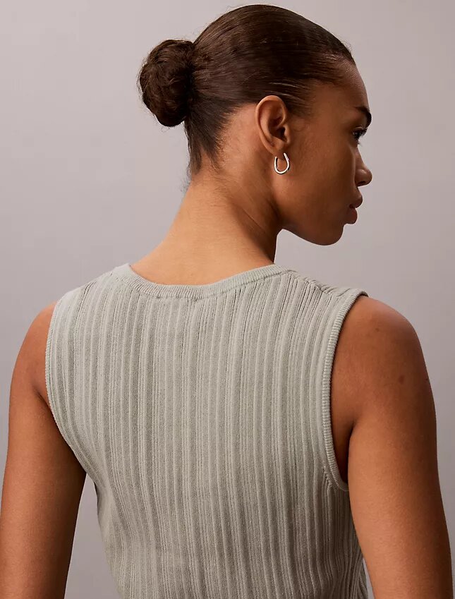 Camiseta sin mangas de algodón liso con cuello acanalado y botones Camiseta sin mangas de algodón liso con cuello acanalado y botones
